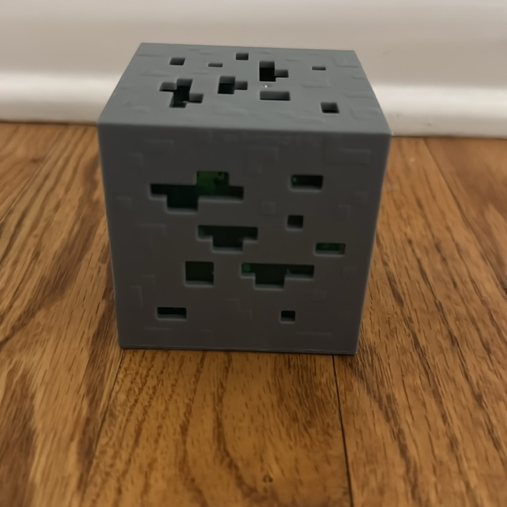 Minecraft Jelly Cube Squishy Toy - Picture 4 of 7